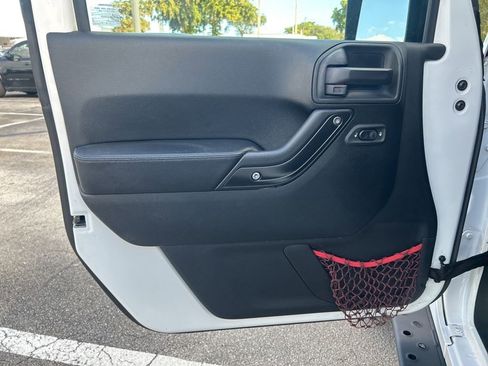 Used 2018 Jeep Wrangler Unlimited Rubicon image 33