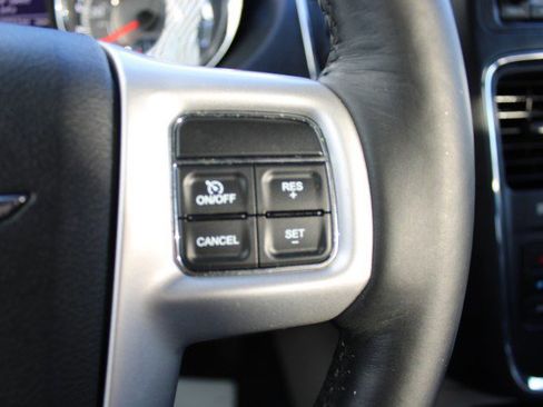 Used 2016 Chrysler Town & Country Touring w/ Driver Convenience Group image 36