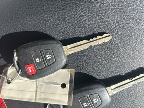 Used 2017 Toyota Tacoma 2WD Double Cab image 16