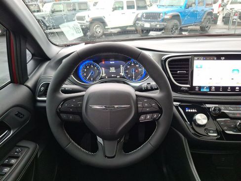 New 2026 Chrysler Pacifica Limited w/ S Appearance Package image 11