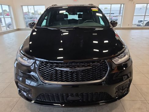 Used 2025 Chrysler Pacifica Limited FWD image 3