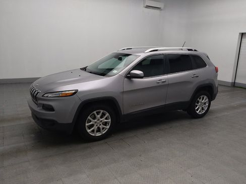 Used 2018 Jeep Cherokee Latitude FWD image 2