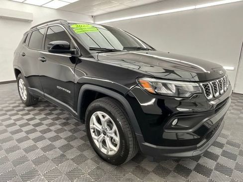 Used 2025 Jeep Compass Latitude image 3