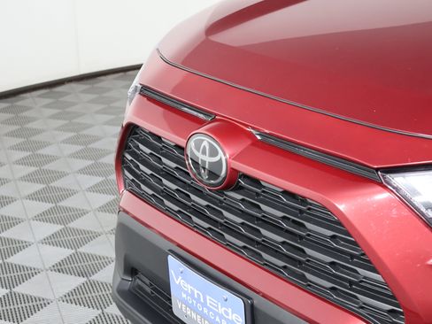 Used 2022 Toyota RAV4 XLE Premium image 11