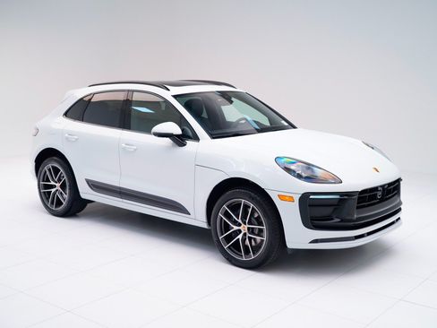 Certified 2026 Porsche Macan AWD/4WD image 7