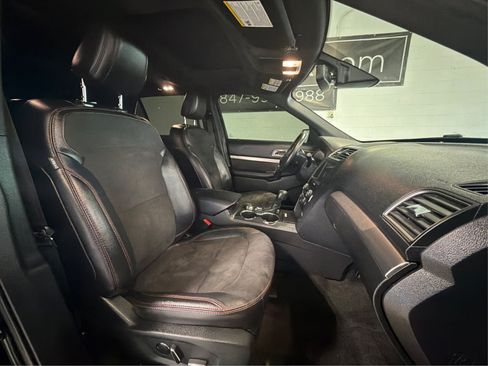 Used 2018 Ford Explorer XLT w/ Equipment Group 202A AWD/4WD image 15