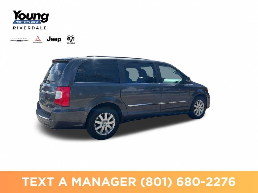 Used 2016 Chrysler Town & Country Touring FWD image 5