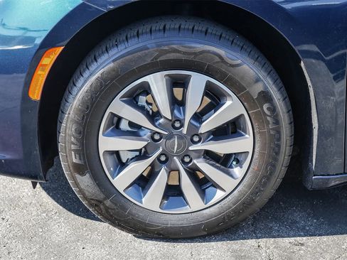 Used 2022 Chrysler Pacifica Touring-L image 9