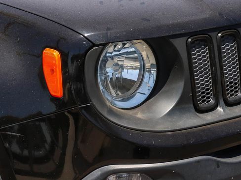 Used 2017 Jeep Renegade Altitude FWD image 17