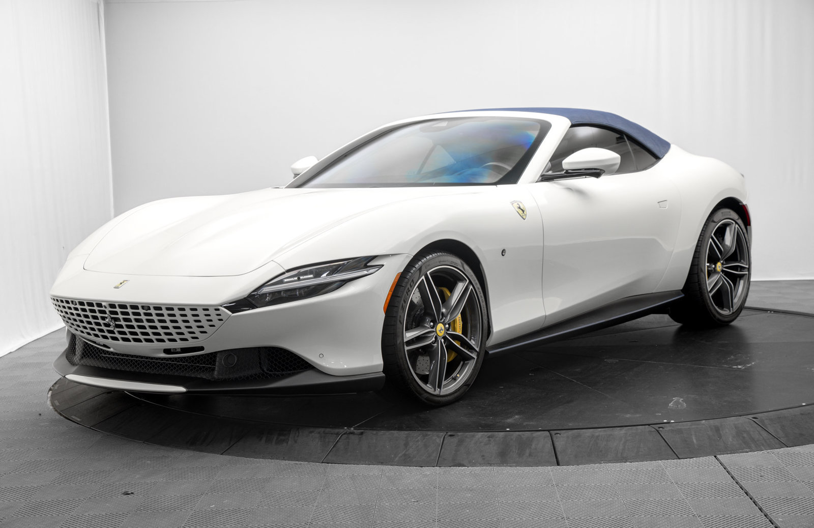 Used 2025 Ferrari Roma Spider RWD image 11