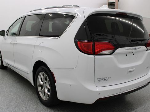 Used 2018 Chrysler Pacifica Limited w/ Advanced Safetytec Group FWD image 6
