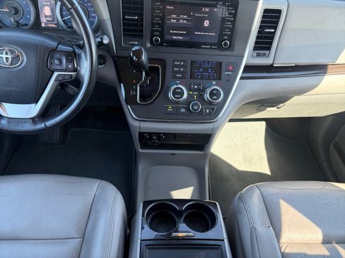 Used 2018 Toyota Sienna XLE FWD image 23