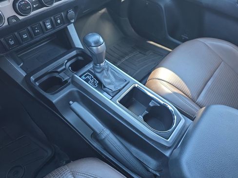 Used 2016 Toyota Tacoma Limited image 24