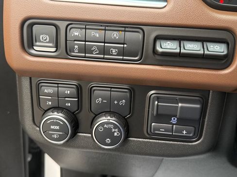 Used 2024 Chevrolet Tahoe High Country AWD/4WD image 22