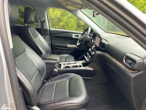 Used 2021 Ford Explorer Limited w/ Equipment Group 301A AWD/4WD image 37