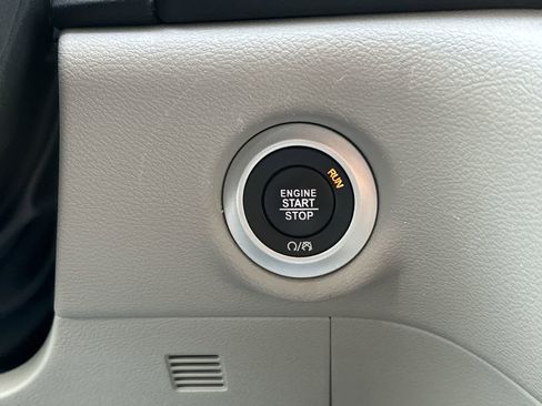 Certified 2024 Chrysler Pacifica Touring-L image 25