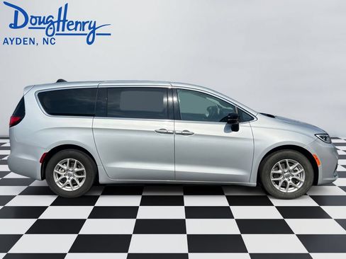 Used 2024 Chrysler Pacifica Touring-L FWD image 6