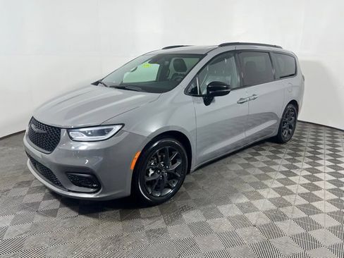 Certified 2025 Chrysler Pacifica Limited FWD image 6