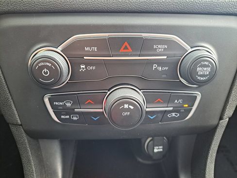 Used 2020 Dodge Charger SXT RWD image 16