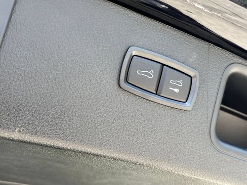 Certified 2025 Porsche Macan AWD/4WD image 24