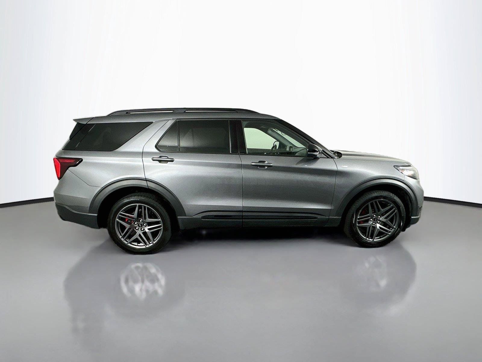 Used 2025 Ford Explorer ST-Line w/ ST-Line Street Pack AWD/4WD image 17
