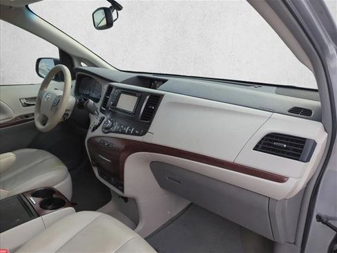 Used 2013 Toyota Sienna XLE w/ Entertainment Pkg image 25