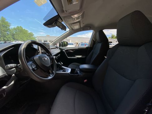 Used 2025 Toyota RAV4 XLE AWD/4WD image 18