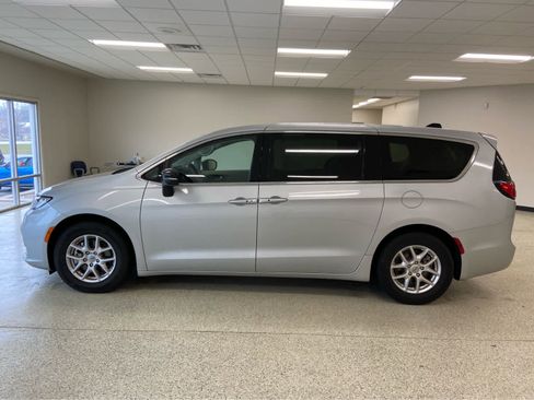 Used 2024 Chrysler Pacifica Touring-L FWD image 12
