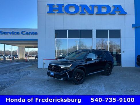 Certified 2025 Honda Pilot Touring image 1