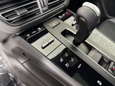 Certified 2024 Porsche Macan AWD/4WD image 31