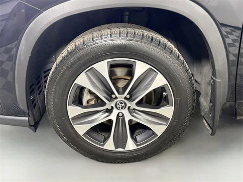 Used 2021 Toyota Highlander XLE image 4