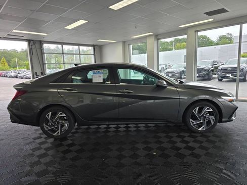 New 2026 Hyundai Elantra Limited FWD image 2
