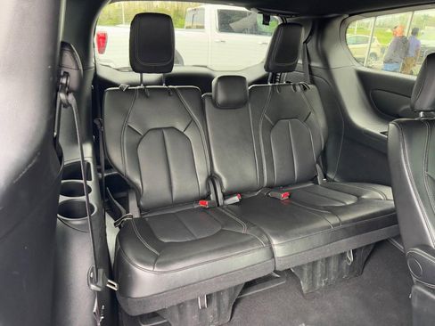 Used 2025 Chrysler Pacifica Select image 14