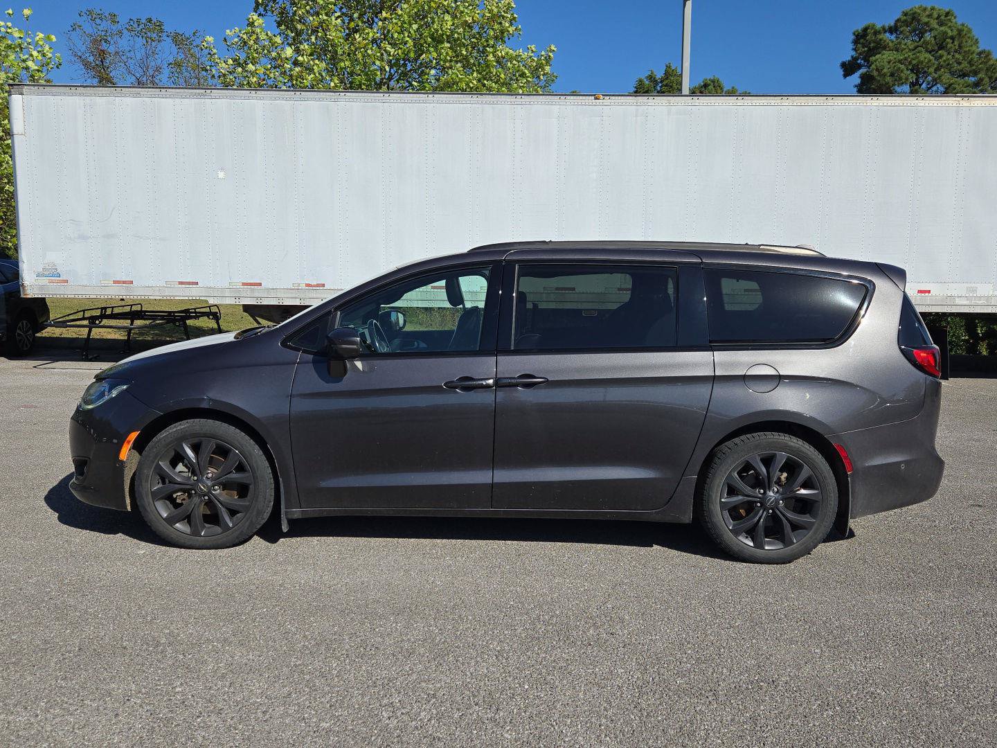 Used 2020 Chrysler Pacifica Limited w/ Advanced Safetytec Group FWD image 4