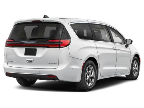 Used 2024 Chrysler Pacifica Limited FWD image 5