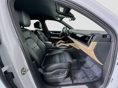 Certified 2024 Porsche Cayenne AWD/4WD image 29