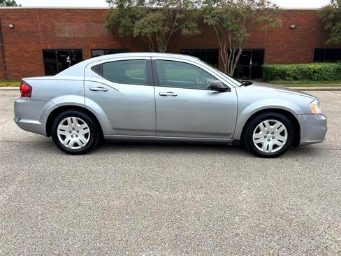 Used 2013 Dodge Avenger SE image 30