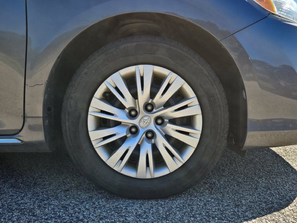 Used 2014 Toyota Camry LE FWD image 10