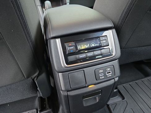 Used 2024 Subaru Ascent Premium w/ Convenience Package image 27