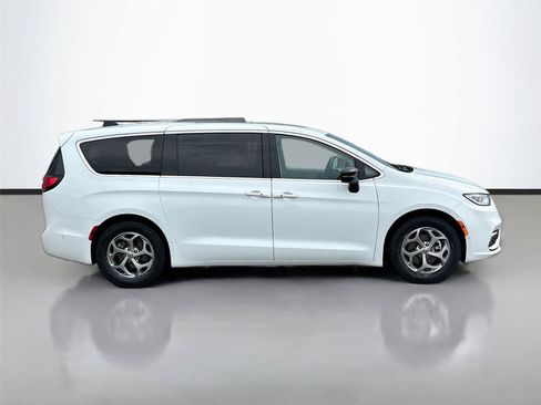 Certified 2024 Chrysler Pacifica Limited FWD image 18
