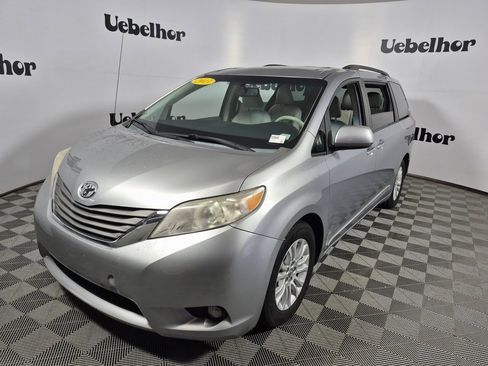Used 2013 Toyota Sienna XLE image 3
