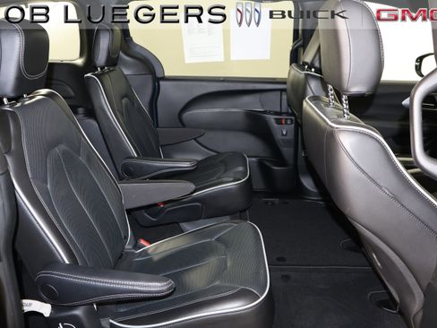 Used 2025 Chrysler Pacifica Limited image 14