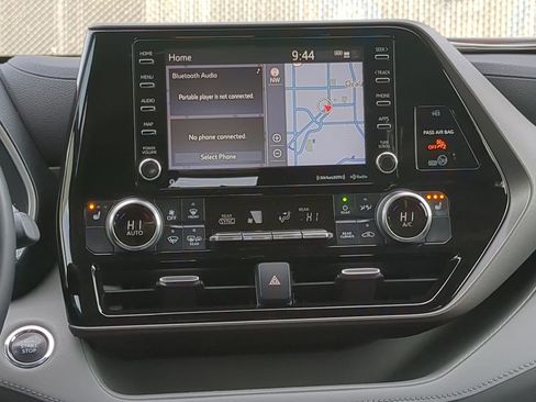 Used 2022 Toyota Highlander XLE image 24