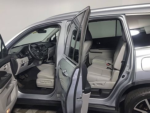 Certified 2019 Honda Pilot Touring image 16