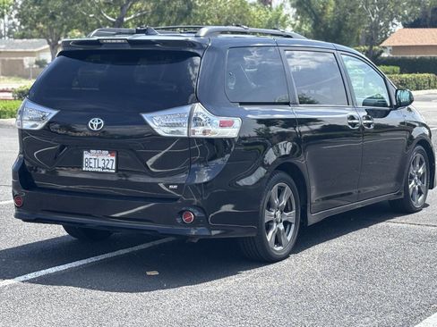 Used 2018 Toyota Sienna SE Premium w/ Carpet Mat Package image 8