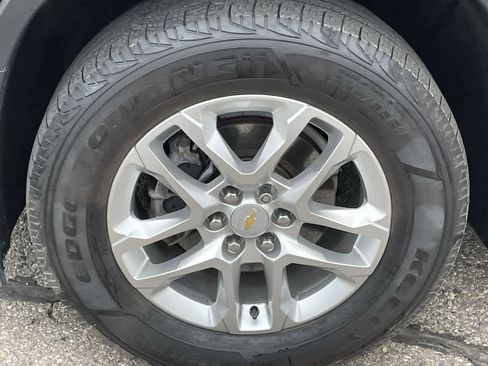 Used 2021 Chevrolet Traverse LT image 36