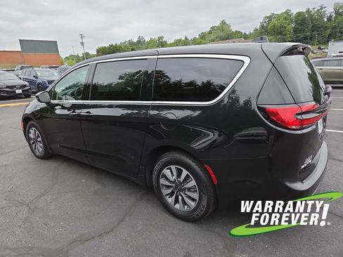 Used 2023 Chrysler Pacifica Touring-L FWD image 5