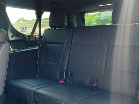 Used 2022 Chevrolet Suburban LT w/ Luxury Package RWD image 30