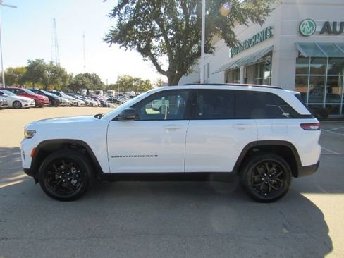 Used 2025 Jeep Grand Cherokee Altitude image 12