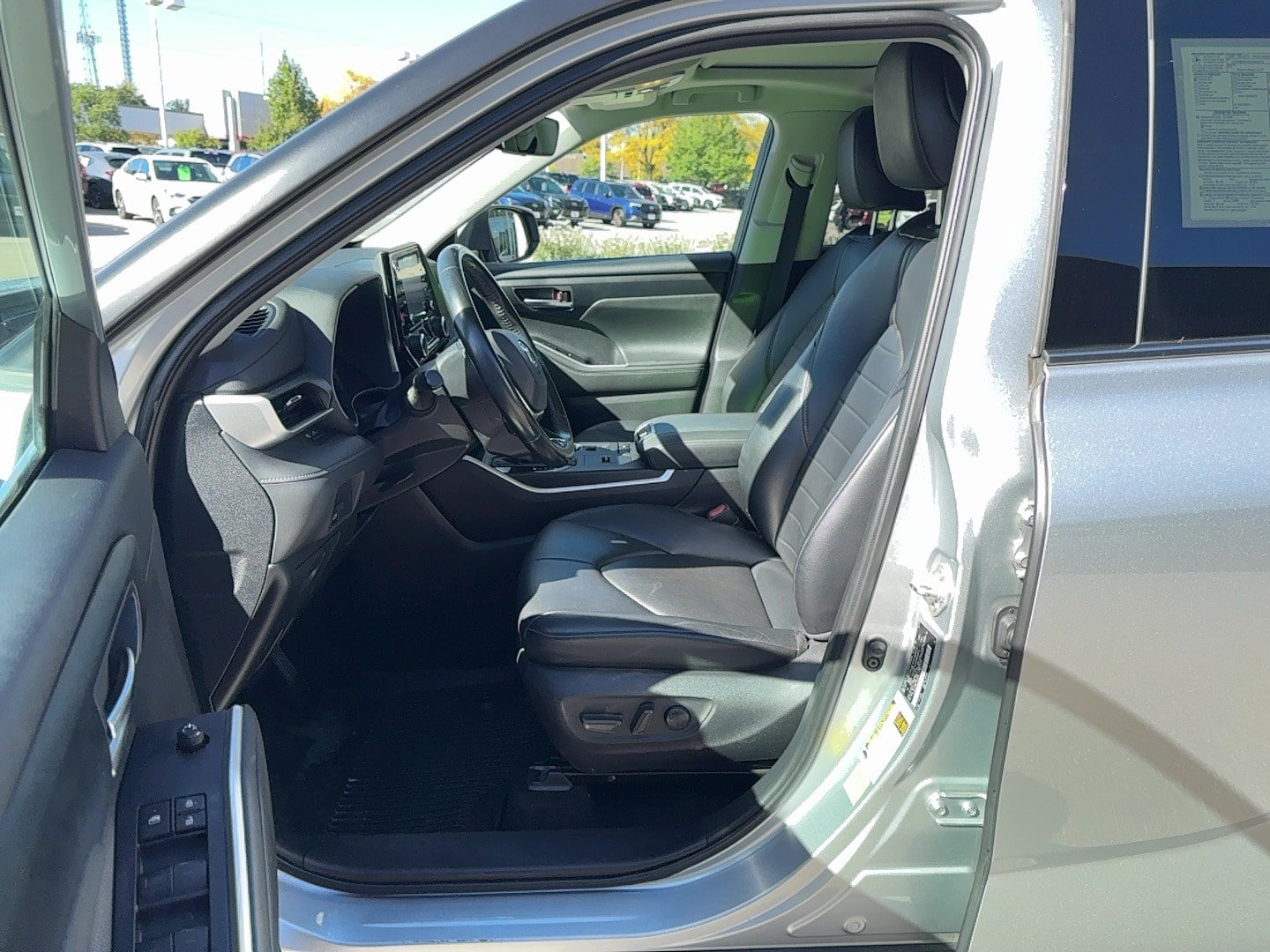 Used 2020 Toyota Highlander XLE AWD/4WD image 15